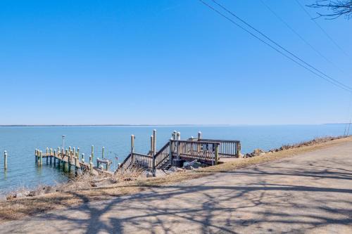 1 Mi to Colonial Beach Boardwalk: Home w/Fire Pit