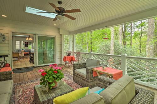 1 Mi to Downtown: Highlands Cottage w/Sunroom