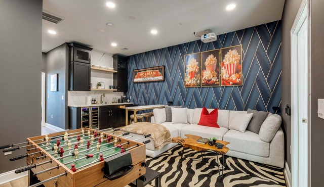 1 Mi to Dtwn: Hot Tub Haven in Richmond!