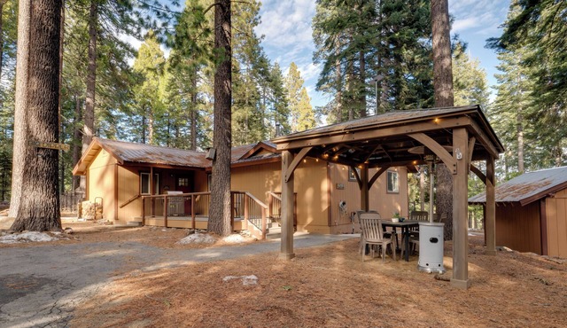 1 Mi to Lake Almanor! Northern Sierra Family Cabin