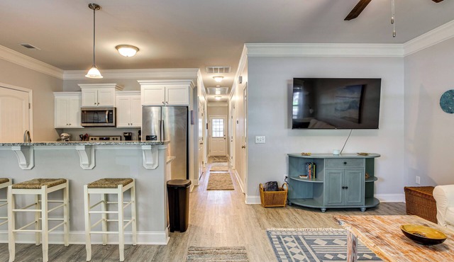 1 Mi to Riverfront: Darien Family Home