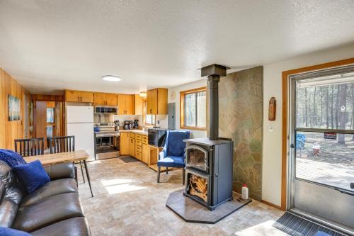 1 Mi to State Park: Peaceful La Pine Cabin w/Deck