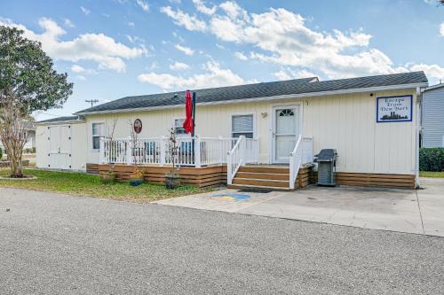 1 Mi to Surfside Beach: Coastal Cottage