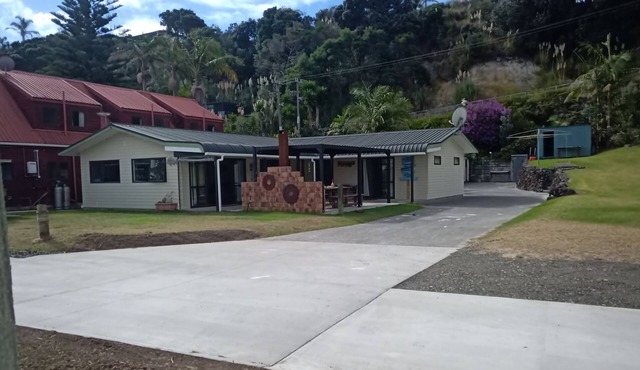 1 minute flat walk to beach and ramp. Open plan lounge,dining room & kitchen.