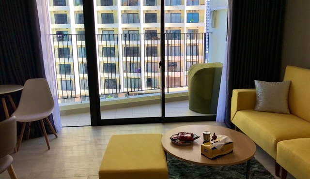 1 minute to the beach! Family-sized condo with beach view