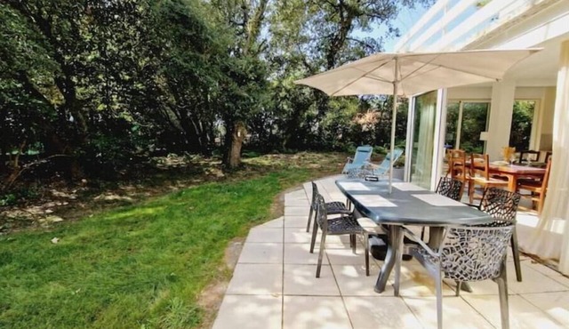 1 mn walk from the sea, Garden level, 400 m² private plot in the heart of the woods.