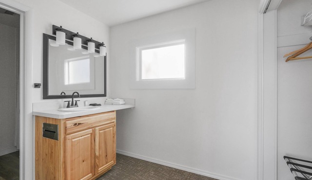 1 Queen Bed, Partial Lake View