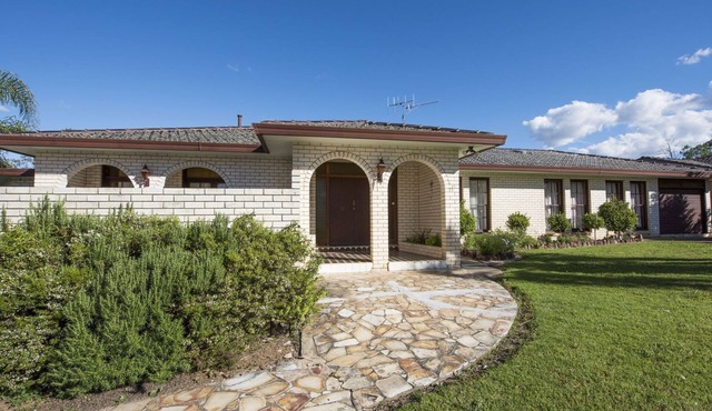 1 Redbank- Self contained house near a Golf Course