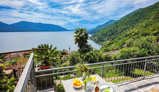 1-room corner apartment with terrace and gigantic lake view