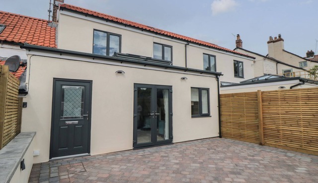 1 STAVELEY COTTAGES, pet friendly, with a garden in Great Driffield