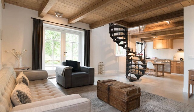 1. Stylish Fully Equipped Family Home with Big Garden