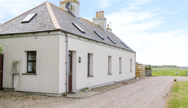 1 THURDISTOFT FARM COTTAGE, pet friendly, with open fire in Thurso