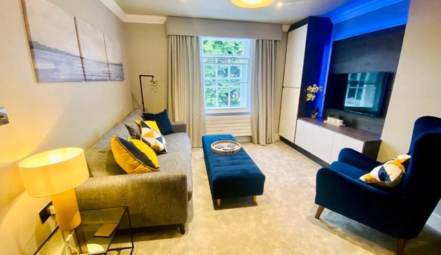 10 Bootham House - luxury city centre apartment with free parking for one car