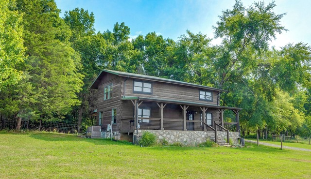 ~ 10 Mi to Downtown: Murfreesboro Area Cabin