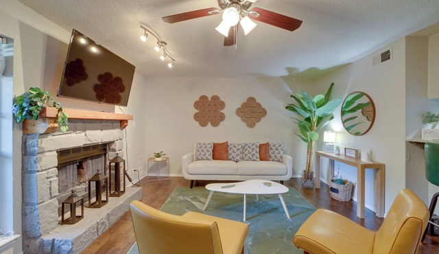 10 Mi to Dtwn Tulsa: Condo w/Pool Access!