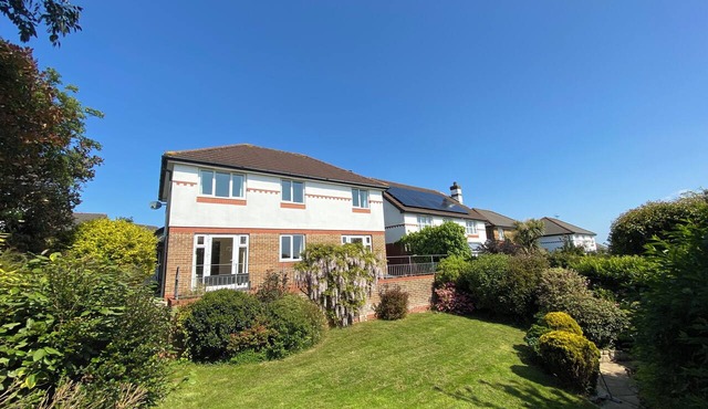 10 Minutes Walk to the Beach & Free Parking (sleeps 6)