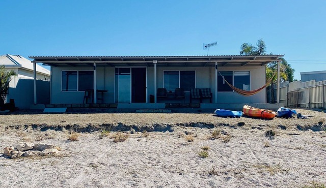 10 Palms - Waterfront shack at peaceful Dutton Bay West, 5 mins to Farm Beach!