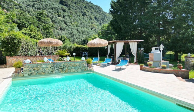 10 People - Private pool - private Garden