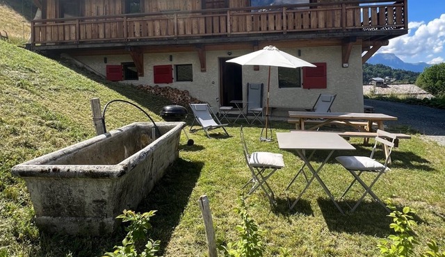 10-person apartment in the ground floor of a farmhouse with garden at the foot of Mont Blanc