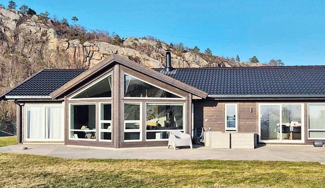 10 person holiday home in Lindesnes