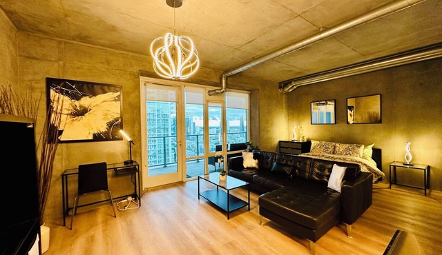"10% Special Rate Discount" High-Rise Lovely & Spacious Condo - Family Friendly
