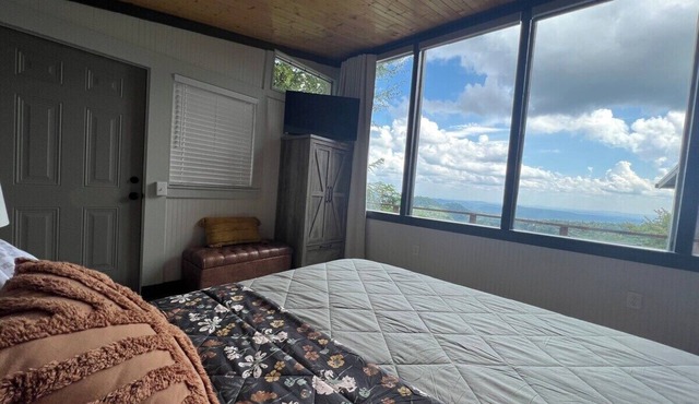 100 Mile Views & Hot Tub in BR!