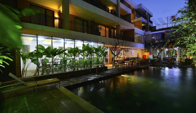 100 Sunset Hotel