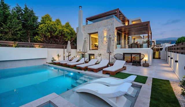 100m from the beach, hot tub, ping pong, sauna, gym & private sun beds!