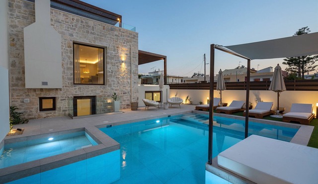 100m from the beach, hot tub, ping pong, sauna, gym & private sun beds!