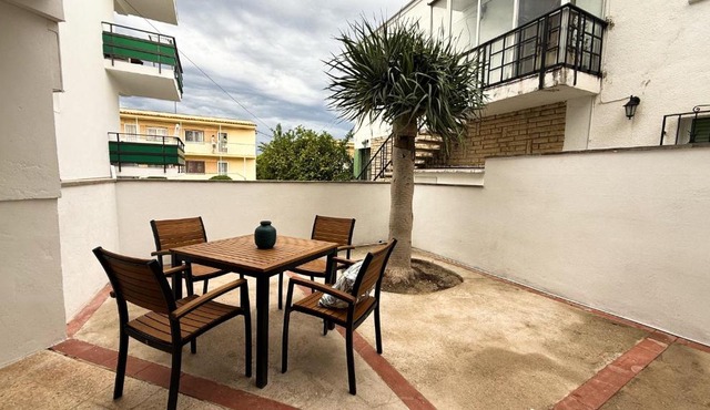 103 - Beachside Renovated 1BR apt w private garden