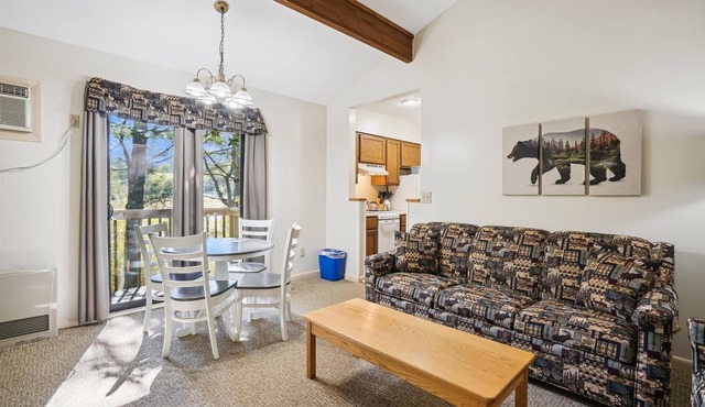 103 Deluxe One bedroom Queen Suite w/outdoor heated pool