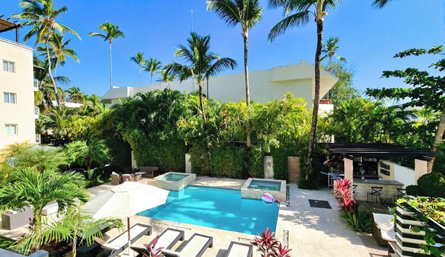10BR Spacious Multi-Unit Retreat with Rooftop Plunge Pool - Walk to Beach +Bonus