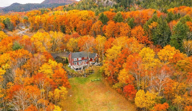 11 Acre Estate ~ Guest House ~ Private Golf Course ~ River & Pond ~ Hot Tub
