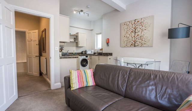 11 Astor House - one bed modern and comfortable ground floor apartment