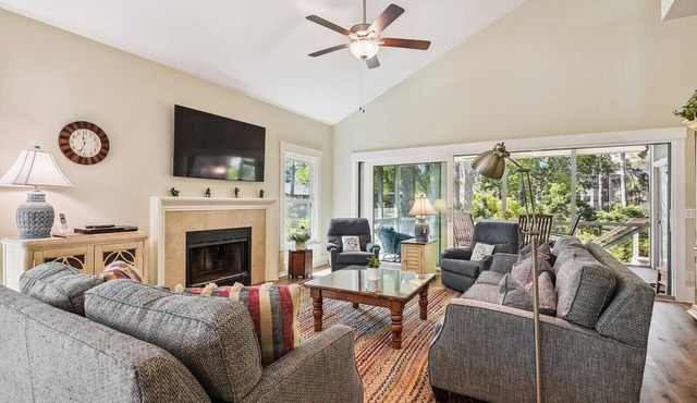 11 Beachside ~ Pup Friendly Home, Across from Salty Dog and South Beach Marina