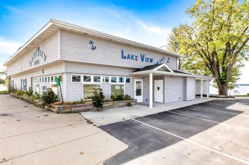 11 Family Lakefront Studios on Lake Missaukee - Sleeps 40