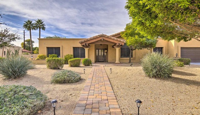 11 Mi to Phoenix: Group Escape w/Patio & Bar!