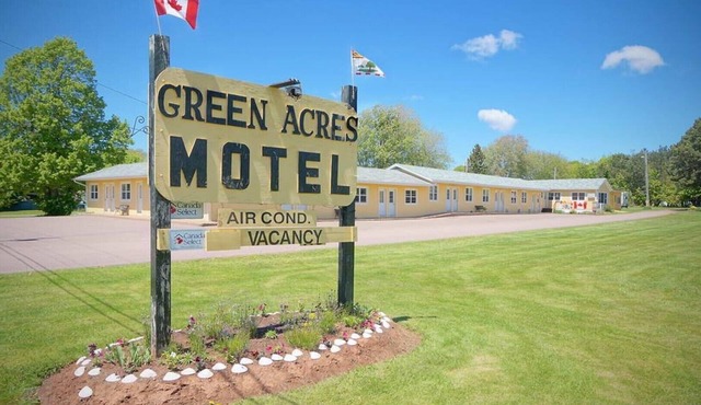 (11) Private Queen Suite at Green Acres Summerside