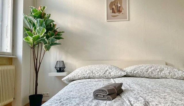110 m2 Sunny & Central Long Term Apartment - Free Parking