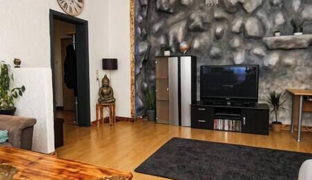 #111 - LUX-Flat Lennep Altstadt - Netflix & Prime rock wall