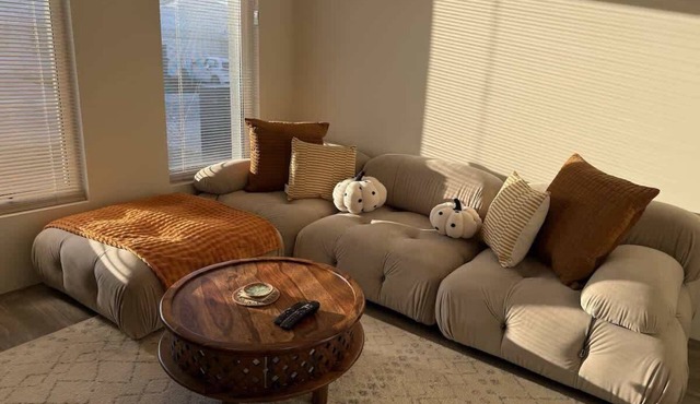 12 Beautiful Brabham Big Backyard 4BR & Parking