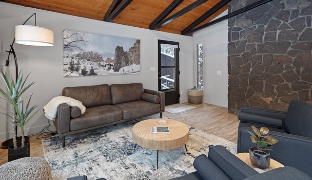 12 Quartz Mtn - Updated and Classy! Pickleball, SHARC, Fireplace, Backs to Sunriver Forest
