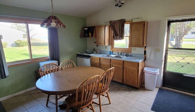 #12 Thomas' Parkside Cottages, 2 BR Lake Huron Suite, downtown location