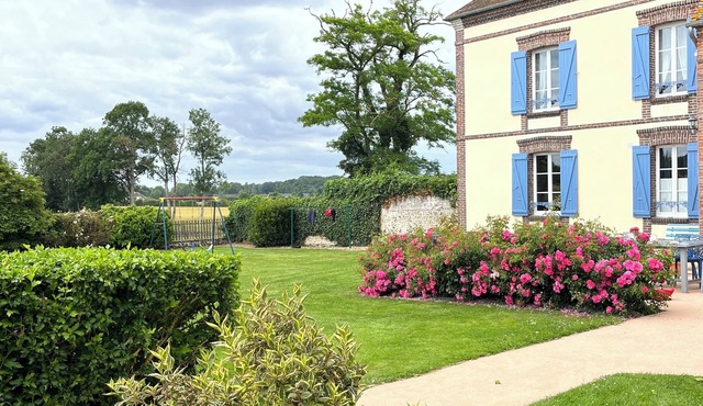 120km from Paris, Perche. Heated, covered swimming pool. Ideal for families