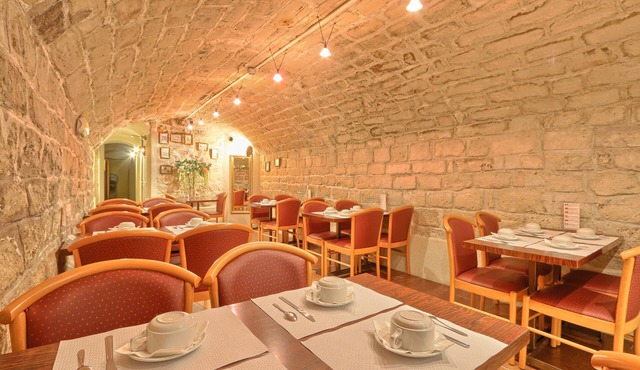 121 Paris Hotel