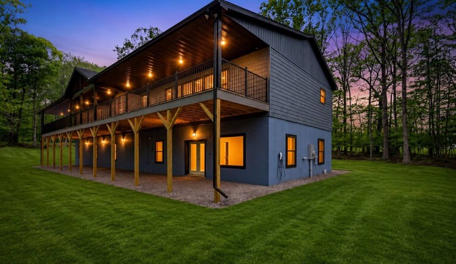 13 Bed/12 BA Lodge Cabin Pickleball,Basketball,Game Room WIFI Fire Pit Secluded!