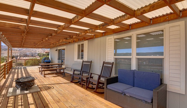 13 Mi to Lake Powell: Mtn-View Home w/Deck & BBQ