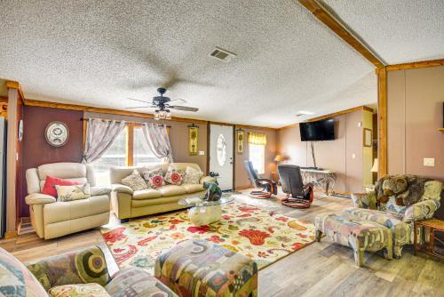 13 Mi to Silver Springs: Pet Friendly Getaway!