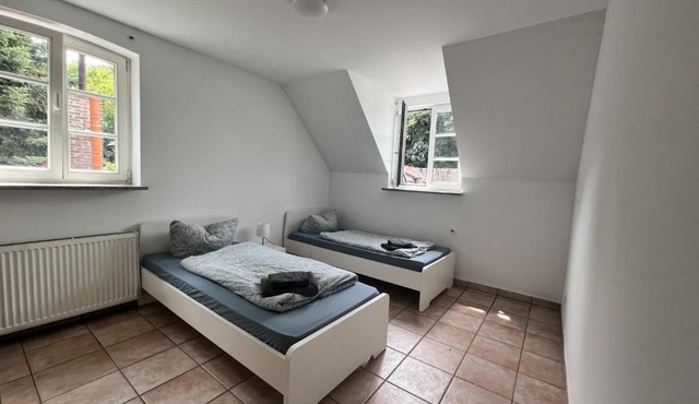 13 Worker Apartments - Single Beds - Free Parking - 10 min Cologne-City