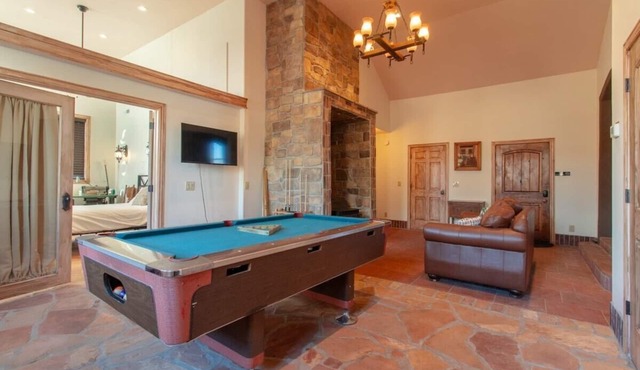 14 Guests, 5BR/2BA, Game room & Spacious Living